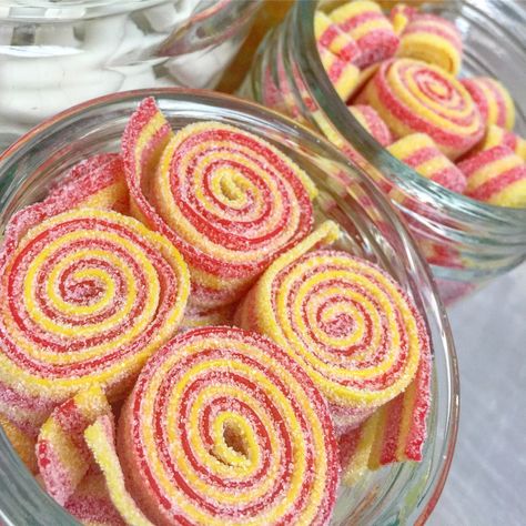 Swirly Sour Power Belts! Easy DIY. Make your candy bar look extra fabulous! Roll up your candy belts. Strawberry banana Sour Power Belts. Candy Sour, Sleepover Snacks, Jelly Sweet, Sour Belts, African Symbols, Food Candy, Android Codes, Chandler Riggs, Creative Birthday Cakes