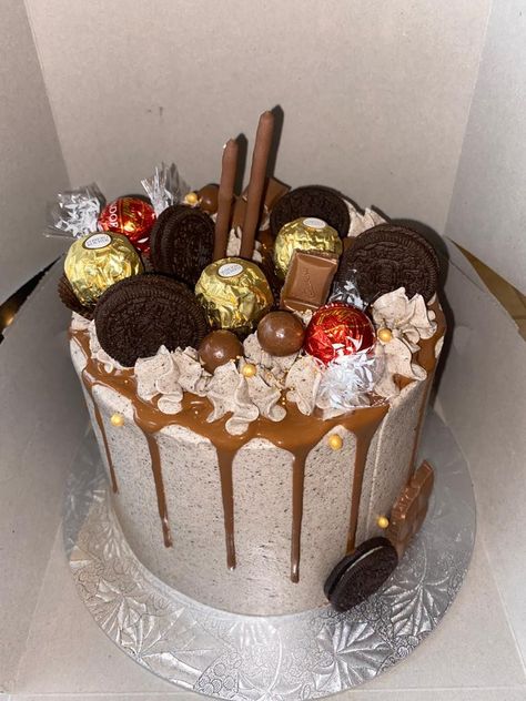 Lindt Cake Birthday, Lindor Cake, Lindt Chocolate Cake, Lindt Cake, Chocolate Dripping, 50th Anniversary Cakes, Lindt Chocolate, Chocolate Drip, Cake Chocolate