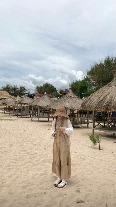 Style Pantai Hijab, Beach Outfit Hijab Style, Beach Outfit Hijab Casual, Ootd Bali Hijab, Bali Outfit Ideas Hijab, Outfit Hijab Pantai, Outfit Mantai, Beach Hijab Outfit Ideas, Beach Outfit Hijab