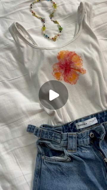 Mayes 🐆 on Instagram: "hibiscus flowers have been my favorite thing to do lately 🌺
#hibiscusflower #artpainting #summergirl #diyideas #flowerlovers" Hibiscus Shirt, T Shirt Tutorial, Flower Print Shirt, T Shirt Painting, Shirt Diy, Butterfly Drawing, Hibiscus Flower, Summer Diy, Flower Shirt