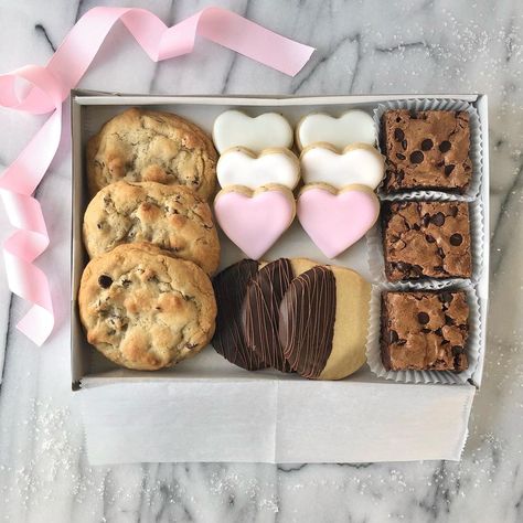 Cookie For Valentines Day, Valentines Cookie Gift Box Ideas, Cookies Cute Packaging, Valentine Cookie Box Ideas, Valentine’s Day Cookie Box Ideas, Valentine Pastry Box Ideas, Valentine’s Day Chocolate Chip Cookies, Valentines Dessert Gifts, Cookie Treat Boxes