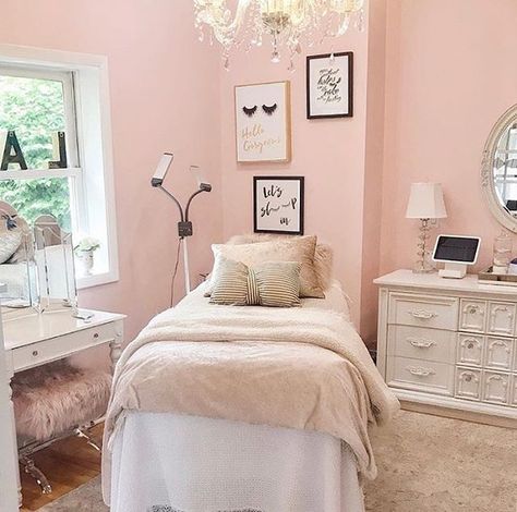 pink room decorations Lash Room Decor, Beauty Room Salon, Home Beauty Salon, Esthetician Room Decor, Esthetics Room, Spa Room Decor, Salon Suites Decor, Esthetician Room, Spa Rooms