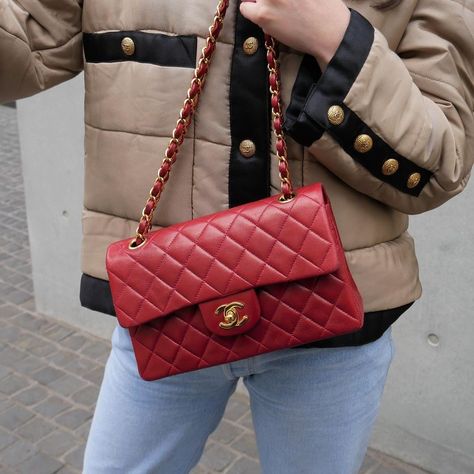 AMORE vintage TOKYO on Instagram: “CHANEL Vintage Small Classic Flap in Dark Red On website search AO32366 Free Shipping Worldwide 📩DM for more info and pricing…” Red Chanel Classic Flap, Red Chanel Bag Outfit, Red Designer Bag, Red Chanel Bag, Dark Red Bag, Chanel Handbags Red, Chanel Bag Outfit, Bag Wardrobe, Vintage Tokyo