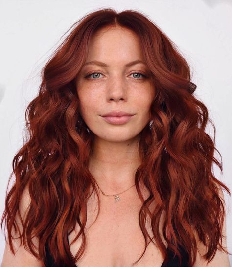 Auburn Hair Color Blonde Highlights, Dark Hair For Pale Skin, Dark Red Hair Pale Skin, Hair Color For Green Eyes, Red Hair Pale Skin, Black Hair Pale Skin, Blonde Hair Pale Skin, Exotic Hair Color, Pale Skin Hair Color