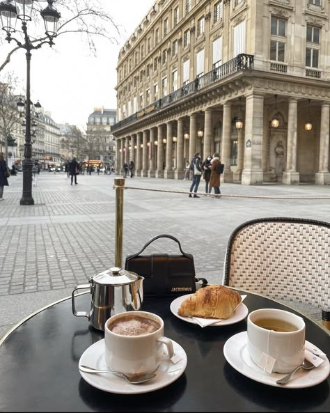 London Morning Aesthetic, Paris Cafe Aesthetic, Paris Spots, Paris Coffee Shop, French Coffee Shop, Aesthetic Coffee Shop, Cafe Paris, Parisian Summer, Parisian Aesthetic