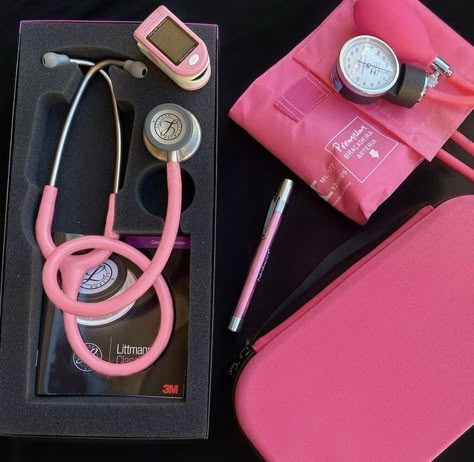 Medical Assistant Aesthetic Pink, Medicine Pink Aesthetic, Nursing School Aesthetic Pictures, Pink Sthetoscope Aesthetic, Mid Wife Nurse, P3k Aesthetic, Nurse Asthetics, Pink Stethoscope Aesthetic, Rich Nurse Aesthetic