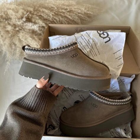 UGG Women's Tazz Hickory *NEW* Ugg Tazz Platform, Tazz Slipper, Model Streetwear, Slippers Outfit, Ugg Tazz, Ootd Women, Slipper Sandals, Pretty Shoes, Packaging Box