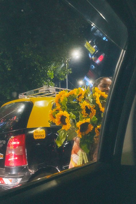 Sunflower Bouquet Aesthetic, Car With Flowers, Sunflowers Aesthetic, Mumbai Aesthetic, Aesthetic Sunflower, Sunflower Aesthetic, Wallpaper Travel, Sunflower Images, Snap Streak Ideas Easy