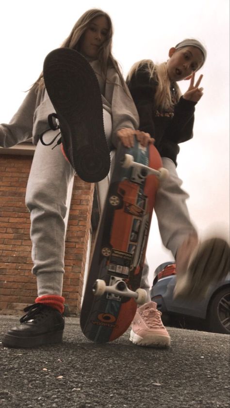 Foto Best Friend, Skateboard Photos, Skateboard Aesthetic, Photos Bff, Skate Girl, Best Friend Photography, Skater Girl Outfits, Best Friend Poses, Best Friend Photoshoot