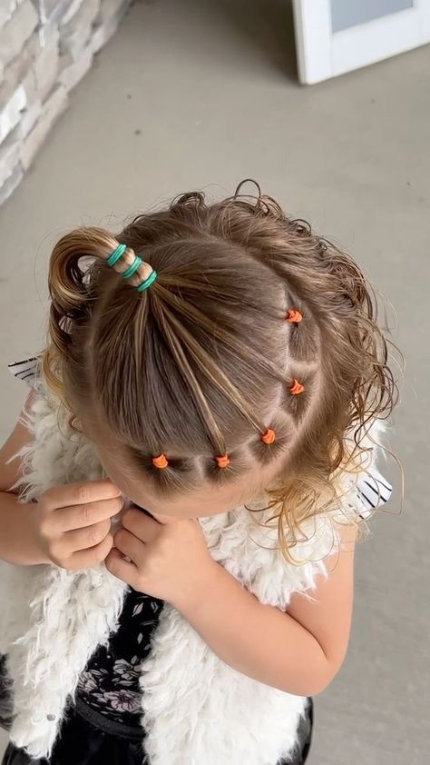 Fall Pumpkin Hairstyle | We love this time of year! This pumpkin hairstyle is so fun and unique. Pair it with a pumpkin tee and some black leggings for the ultimate fall look. | By Easy Toddler Hairstyles | Facebook Picture Day Hair For Preschool, Toddler Halloween Hairstyles Girl, Thanksgiving Toddler Hairstyles, Pumpkin Hairstyles For Kids, Toddler Thanksgiving Hairstyles, Toddler Fall Hairstyles, Pumpkin Hairstyle, Halloween Toddler Hair, Toddler Girls Hairstyles