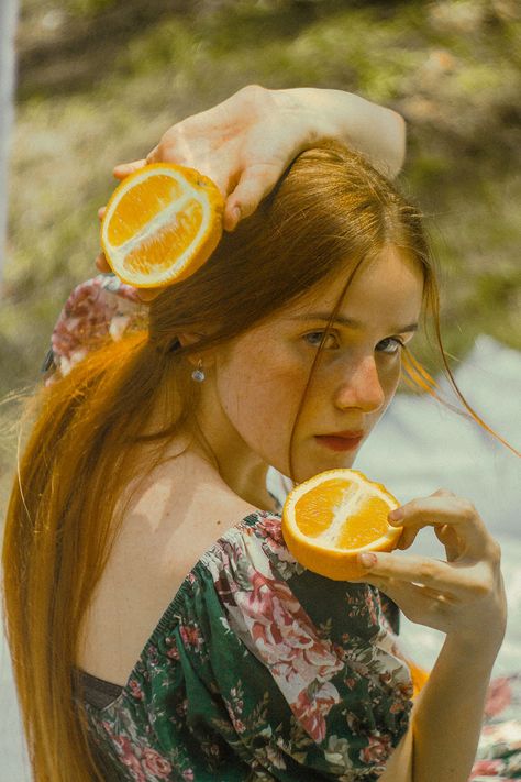 oranges to orange juice on Behance Photoshoot With Oranges, Orange Photoshoot, Fruit Photoshoot, Orange Photography, Fruit Shoot, Boy Photo Shoot, Fruits Photos, Dreamy Photography, Fruit Photography