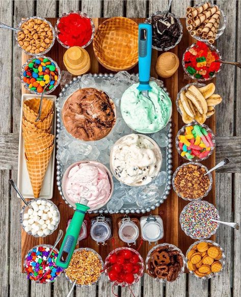 Ice Cream Board, Sarah Patrick, Ice Cream Sundae Party, Sundae Party, Party Food Bars, Sommer Mad, Ice Cream Sundae Bar, Sundae Bar, Charcuterie Inspiration