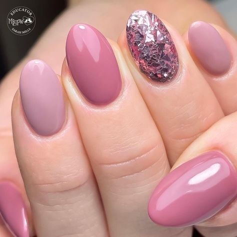 𝗕𝗬 𝗦𝗔𝗥𝗔𝗛 on Instagram: "Warm Pinks & Glitter Shards 🎀✨ Painted with @magpie_beauty gel colours Marla Mouse & Crikey Nora with Minnie glitter ✨" Nail Art In Pink Colour, Magpie Nail Designs, Magpie Beauty Nails, Magpie Gel Nail Colours, Magpie Nails Art, Magpie Nail Colours, Different Pink Nails, Warm Pink Nails, Silver Acrylics