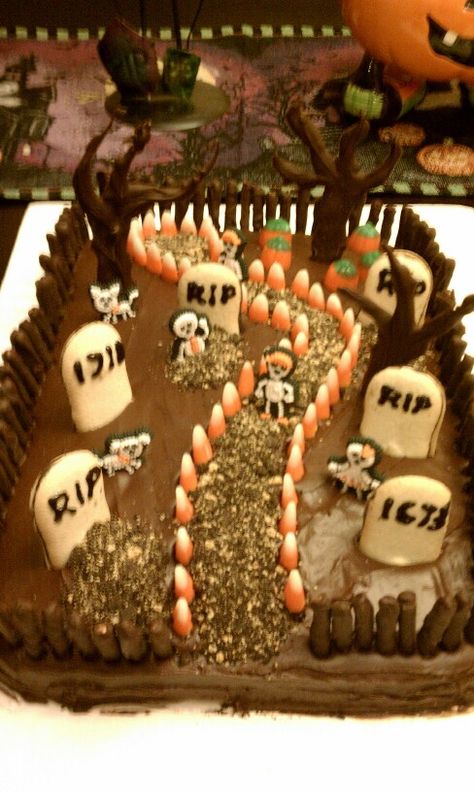 Grave Yard Cake Ideas, Grave Yard Cake, Square Halloween Cakes, Graveyard Cake Ideas, Doce Halloween, Dirt Cake Graveyard, Halloween Graveyard Cake Ideas, Halloween Cakes Graveyard, Cemetery Cake