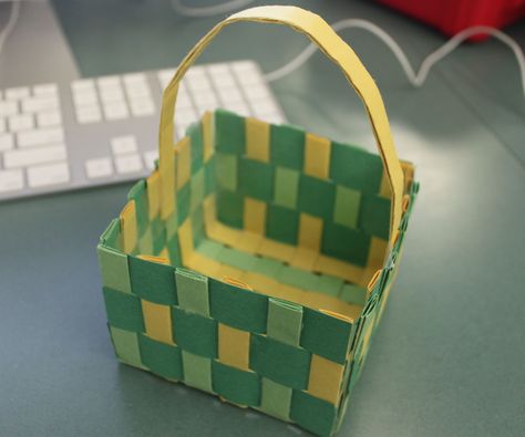 Sturdy Paper Basket (weaving) Paper Weaving Basket, Diy Paper Basket, Paper Plate Basket, Basket Template, Paper Easter Basket, Paper Basket Weaving, Weaving Basket, Card Basket, Basket Weaving Diy