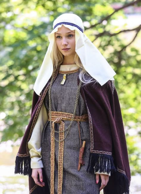 Lithuanian in Traditional Garb Lithuanian Clothing, Medieval Costume, Mode Boho, Medieval Clothing, Medieval Dress, Fantasy Costumes, Medieval Fashion, Iron Age, Historical Costume