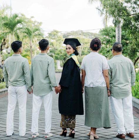 Pre Convo Photoshoot Idea Family, Graduation Picture With Family, Family Convo Photoshoot, Graduation Pose With Family, Family Photoshoot Graduation, Graduation Photoshoot In Studio, Graduation Photoshoot Ideas With Family, Grad Family Photo Ideas, Convo Photoshoot Idea