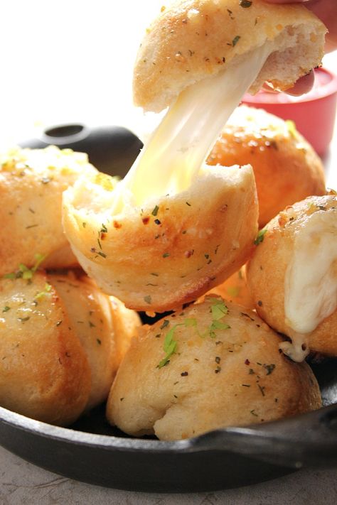 Easy Garlic Cheese Bombs Recipe - biscuit bombs filled with gooey mozzarella, brushed with garlic Ranch butter and baked into perfection. Easy, fast and absolutely addicting! Superbowl Food Appetizers, Garlic Knots Recipe, Cheese Appetizer, Superbowl Appetizers, Garlic Knots, Bombe Recipe, Garlic Cheese, Quick And Easy Appetizers, Super Bowl Food