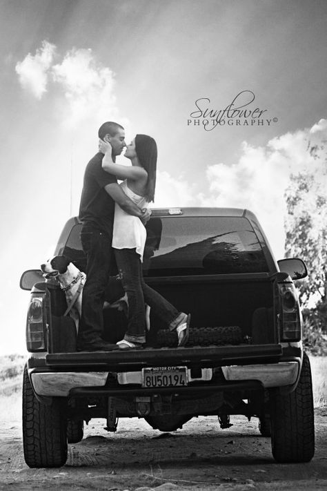 For the country girls #country #love #couplesphotography My Love Photo, Shooting Couple, Video Sport, Country Couples, Country Engagement, Cute Couple Quotes, Prom Pictures, The Perfect Guy, Photo Couple