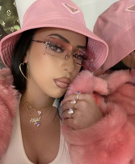 Hiphop Street Style, Girl Hiphop, Looks Hip Hop, Y2k Sunglasses, Twist Style, Pink Fur, Trendy Sunglasses, Lindsay Lohan, Y2k Pink