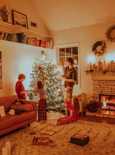 Aesthetic Christmas Family, Family Aesthetic Christmas, Christmas With Kids Aesthetic, Cozy Family Aesthetic, Christmas Kids Pictures, Family Around Christmas Tree, Christmas Family Aesthetic, Family Christmas Aesthetic, Family Holiday Aesthetic