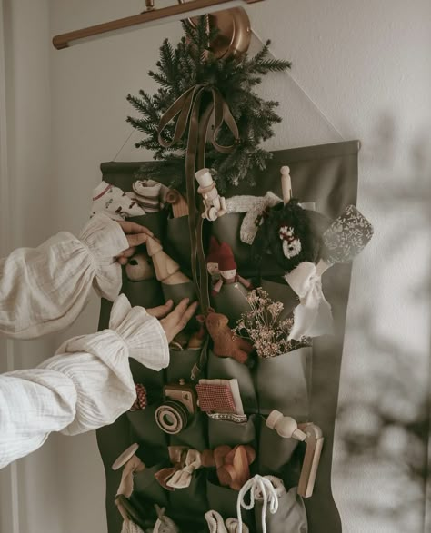 Gathre Advent Calendar Ideas, Gathre Advent Calendar, Diy Christmas Tree Garland, Diy Holiday Party, Cozy Christmas Decor, Felt Christmas Decorations, Christmas Interiors, Diy Advent Calendar, Cowboy Christmas