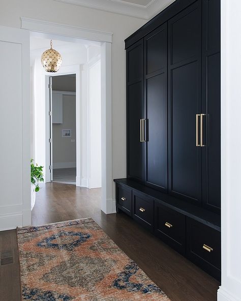 Home Bunch on Instagram: “The black mudroom cabinet is painted in Benjamin Moore Black and it features honed Absolute Granite ledge.  See this gorgeous home on Home…” Black Mudroom, Vstupná Hala, Mudroom Cabinets, Mudroom Lockers, Mudroom Entryway, Black Drawers, Mudroom Design, Bench Diy, Townhouse Designs