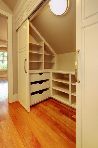 Using every bit of your attic for storage Sloped Ceiling Closet, Attic Bedroom Closets, تحت الدرج, Attic Bedroom Storage, Attic Closet, Attic Ideas, Attic Bathroom, Attic Space, Attic Room