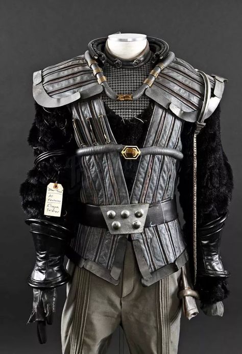 Klingon Klingon Warrior, Trek Outfits, Star Trek Outfits, Star Trek Fashion, Klingon Empire, Star Trek Klingon, Star Trek Costume, Star Trek Uniforms, Warrior Outfit