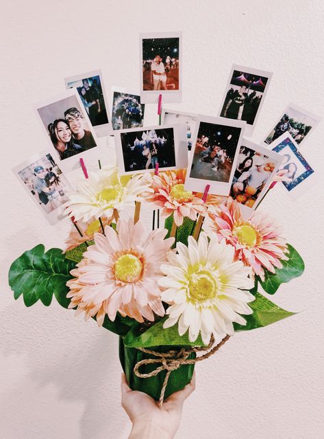 Photo Bouquet Craft Gift, Picture Bouquet Crafts Gift Ideas, Photo Card Bouquet Kpop, Polaroid Diy Gift, Polaroid Valentines Ideas, Cute Flower Bouquets For Girlfriend, Bucket Polaroid, Homemade Gifts For Girlfriend Diy, Photo Bouquet Handmade