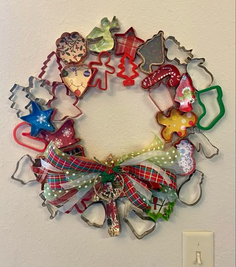 Biscuit Wreath, Plate Wreaths, Wreaths For A Quilter, Christmas Cookie Themed Wreath, Gingerbread Cookie Wreath, Cupcake Christmas Wreath, Log Cabin Christmas, Wreath Cookies, Christmas Vignettes