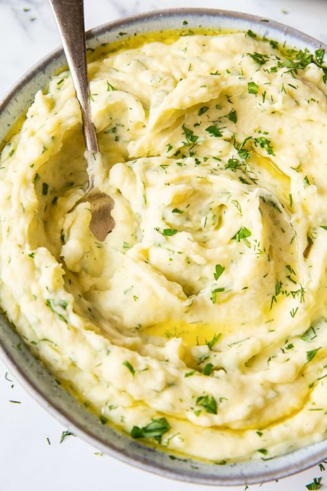 Creamy and buttery mashed potatoes are made only better by a handful of fresh herbs and some roasted garlic. Champ Recipe, Irish Mashed Potatoes, Irish Beef Stew, Buttery Mashed Potatoes, Vegan Mashed Potatoes, Mash Recipe, Best Mashed Potatoes, Creamy Mushroom Sauce, Making Mashed Potatoes