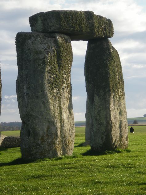 Dolmen (mesa de piedra) Es la figura inicial de la arquitectura ya que es la base de los planos elevados al estar puesto sobre columnas Pale Aesthetic, Stone Circles, Balanced Rock, Standing Stones, Painting Sunset, Standing Stone, Ancient Mysteries, Sacred Places, Ancient Architecture