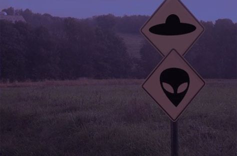 I want to believe Aliens Exist, Space Grunge, Alien Aesthetic, Welcome To Night Vale, Night Vale, X Files, Soft Grunge, Nightwing, 인물 사진