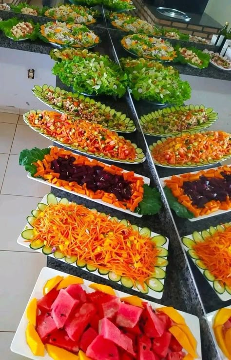 Buffet Food Presentation, Best Grilled Shrimp Recipe, Picnic Date Food, Fruit Platter Designs, Decorações Com Comidas, Party Food Buffet, Catering Ideas Food, Party Food Platters, Dinner Party Recipes