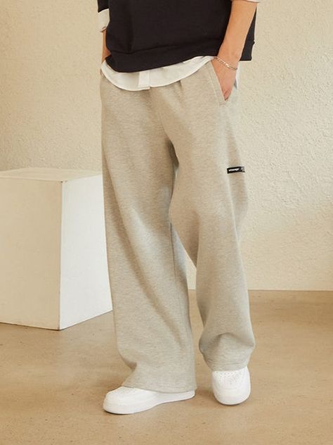 Wide Leg Sweatpants Outfit, Daily Street Style, Winter Trousers, Baggy Sweatpants, Sweatpants Outfit, Wide Leg Sweatpants, Grey Sweatpants, Streetwear Men Outfits, Wide Pants