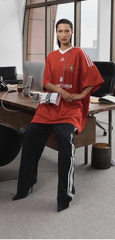 Balenciaga X Adidas, Kanye West Adidas, Look Adidas, Mode Zara, Jogging Bottoms, Rosie Huntington Whiteley, Sporty Chic, Red Shirt, Spring 2024