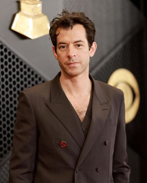 Entertainment Tonight on Instagram: "Mark Ronson looks sharp. 💥 He and Grace Gummer stepped out in sleek style for the #GRAMMY awards. (📸: Getty Images)" Grace Gummer, Mark Ronson, Entertainment Tonight, Sleek Style, Sleek Fashion, Stepping Out, Grammy Awards, Getty Images, Sleek