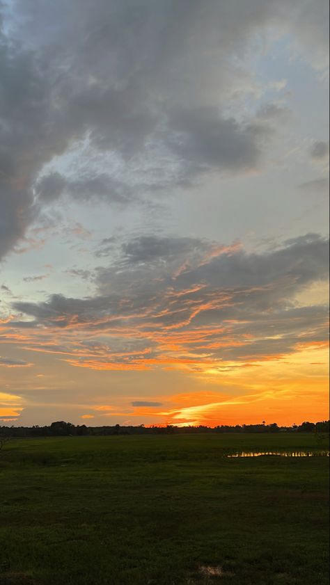 Sunset Clouds Aesthetic, Sky Photography Nature, Beautiful Scenery Pictures, Nature Instagram, Sky Pictures, Wallpaper Nature Flowers, Sunset Aesthetic, Pretty Sky, Cool Instagram Pictures