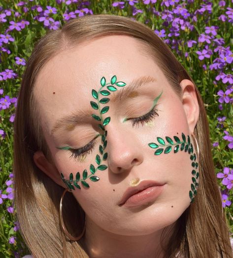 Vine Makeup Look, Tree Makeup Look, Jungle Makeup Ideas, Botanical Makeup, Tree Face Paint, Leaf Eye Makeup, Plant Makeup Looks, Ivy Makeup, Leaf Face Paint