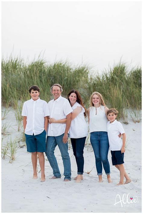 Sibling Beach Photoshoot, Family Mini Sessions, Family Beach Pictures, Beach Family Photos, Family Photo Pose, Beach Poses, Family Beach, Family Posing, Beach Photoshoot