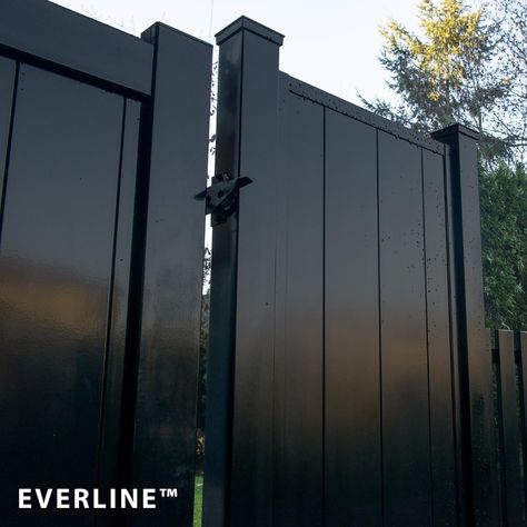 Meet the EVERLINE™️ Privacy Fence. ✨Modern ✨Black ✨Durable ✨Lifetime fence Our EVERLINE™ Black Aluminum Privacy Fence is crafted to be your ultimate, long-lasting fencing solution. Its inherent durability guarantees a fence that stands the test of time with exceptional weather resistance, making maintenance almost obsolete. #fence #aluminumfence #blackfence #privacyfence #fenceinstallation #fencing #fencedesign #backyard #garden Tall Black Fence, Black Wooden Privacy Fence, Wood Fence Black Metal Posts, Aluminum Privacy Fence, Black Vinyl Privacy Fence, Fence Modern, Y’all Privacy Fence, Black Fence, Timber Fencing