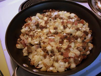 Robyn Cooks: (Leftover) Roast Beef Hash Roast Beef Hashbrown, Roast Beef Hash, Leftover Roast Beef Recipes, Roast Beef And Potatoes, Spaghetti With Ground Beef, Roasted Potatoes And Carrots, Leftover Roast Beef, Leftover Beef, Hash Recipe