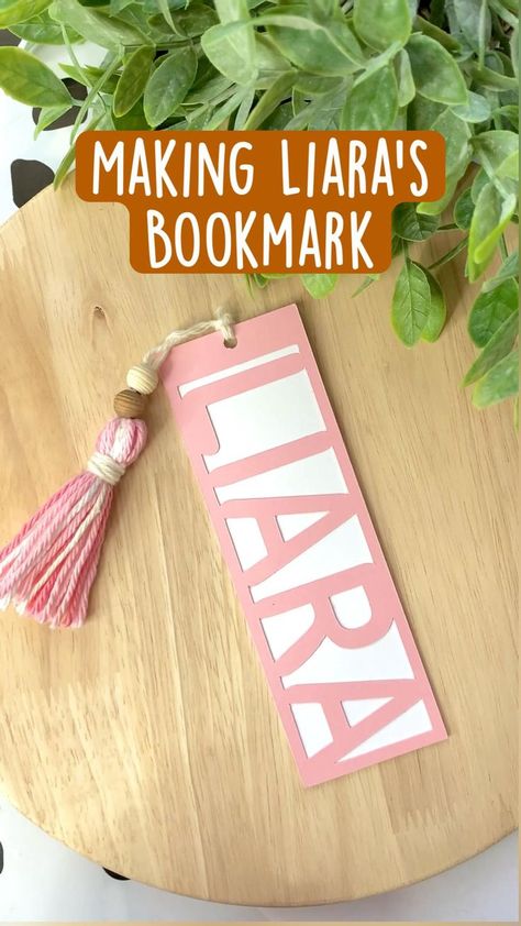 Name Bookmarks, Bookmarks Diy Kids, Nametags For Kids, Bookmarks Diy, Bookmark Design, Circuit Crafts, Book Lover Gifts, Reading Diy, Cricut Wedding