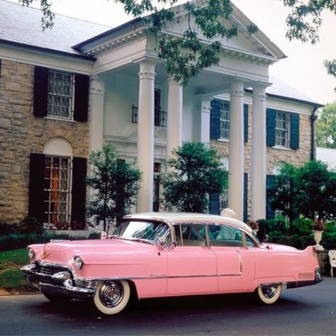 Elvis Pink Cadillac, Elvis Presley House, Elvis In Concert, Elvis Presley Images, Old Vintage Cars, Pink Cadillac, Elvis Presley Photos, Pink Car, Classy Cars