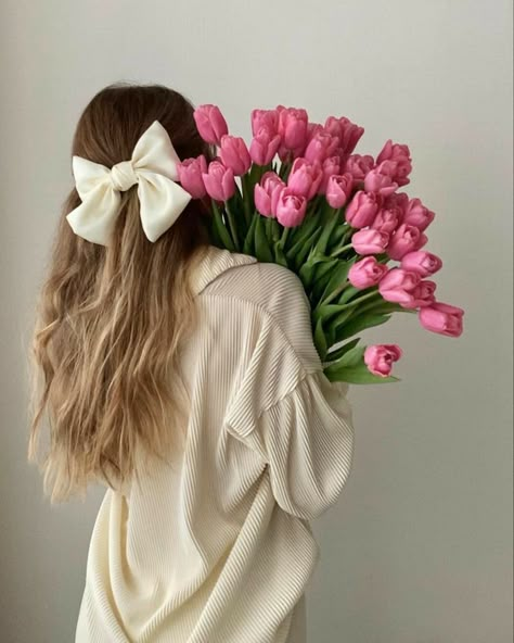 Tulip Girl Aesthetic, Pink Flower Photoshoot, Tulips Photoshoot, Pink Photoshoot Ideas, Flower Bouquet Wallpaper, Art With Flowers, Love Work, Drawing Pictures, Flower Photoshoot