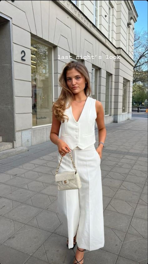 White Waistcoat Outfit, White Vest Outfit, Waistcoat Outfit, Vest Outfits For Women, Wardrobe Tips, Outfits Chic, Elegante Casual, Foto Poses, Classy Work Outfits