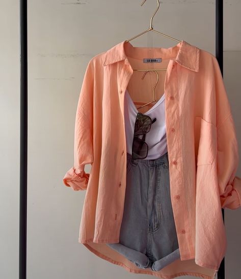 Peach Button Up Shirt Outfit, Peach Jeans Outfit, Peach Shirt Outfit For Women, Salmon Shirt Outfit, Peach Blouse Outfit, Coral Shirt Outfit, Salmon Color Outfit, Peach Outfit Aesthetic, Peach Inspired Outfit