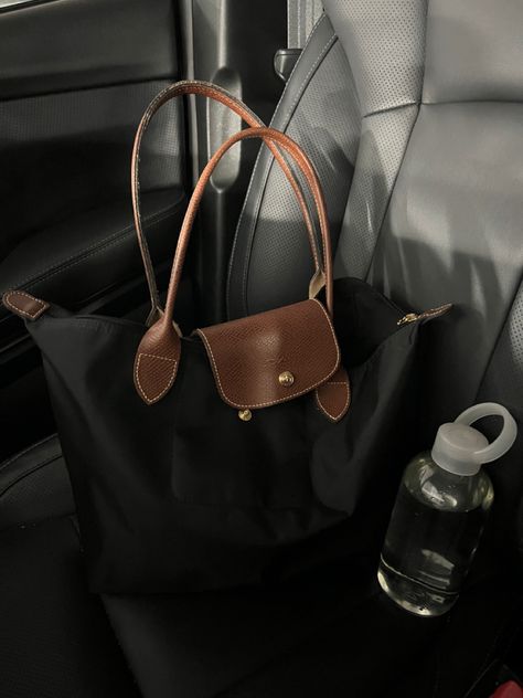 Black Long Champ Bag, Nice Bags For Women, Long Champ Bag Aesthetic, Long Champ Bag Outfit, Longchamp Bag Aesthetic, Longchamp Leather Bag, Black Longchamp Bag, Longchamp Aesthetic, Longchamp Bag Outfit