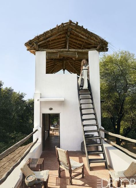 Siddharth-Kasliwal-farmhouse Hut House Indian, Small Village House Design, Farmhouse Outside, Gem Palace, Tiny Beach House, Eco House Design, Hut House, Tropical House Design, Bamboo House Design